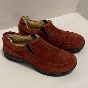 Flat Tire Footwear  women’s burgundy suede leather slip on mules Size 9